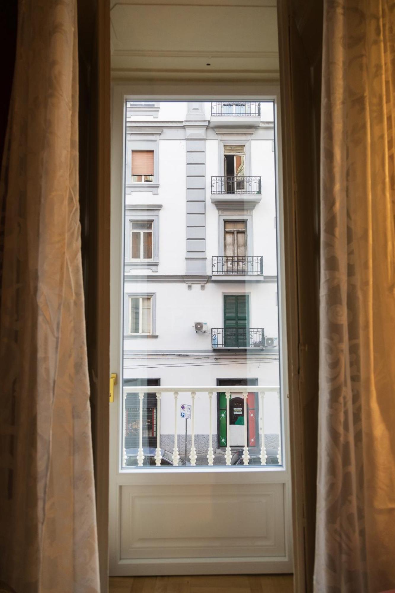 I Leoni Di Rosaroll Bed & Breakfast Napoli Bagian luar foto
