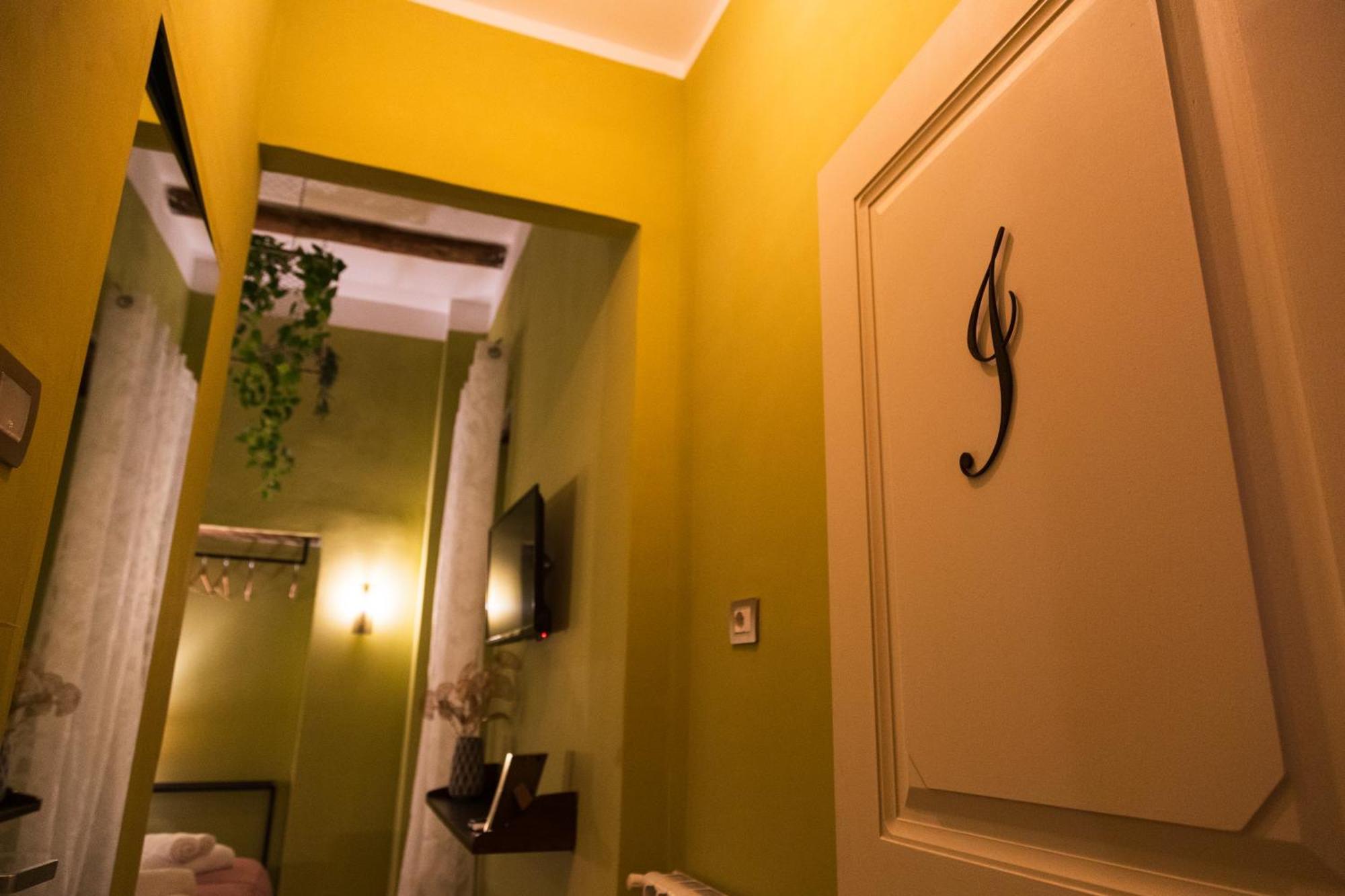 I Leoni Di Rosaroll Bed & Breakfast Napoli Bagian luar foto